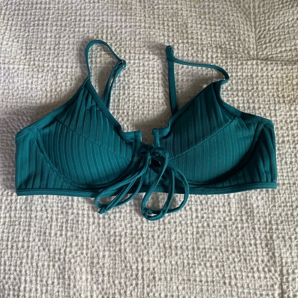 Cool toned tropical bikini bundle! 3 tops, 2 bottoms size medium. - Picture 4 of 11